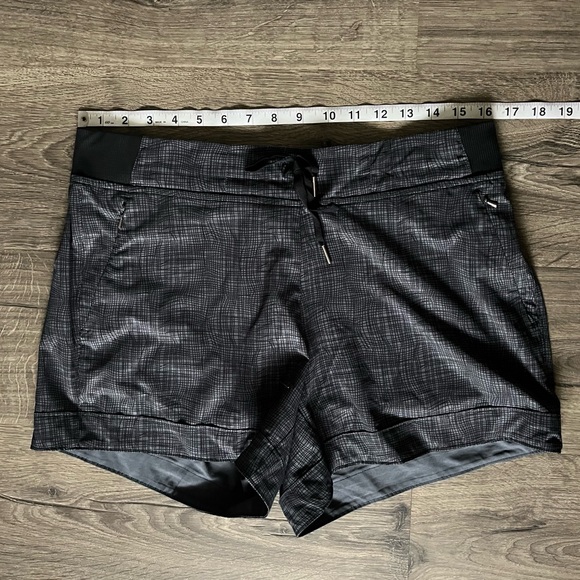 CALIA by Carrie Underwood ‘Anywhere’ print shorts size medium - Picture 5 of 6